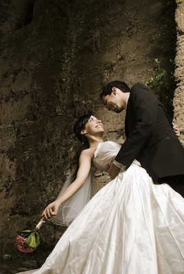 Bride ang Groom dancing